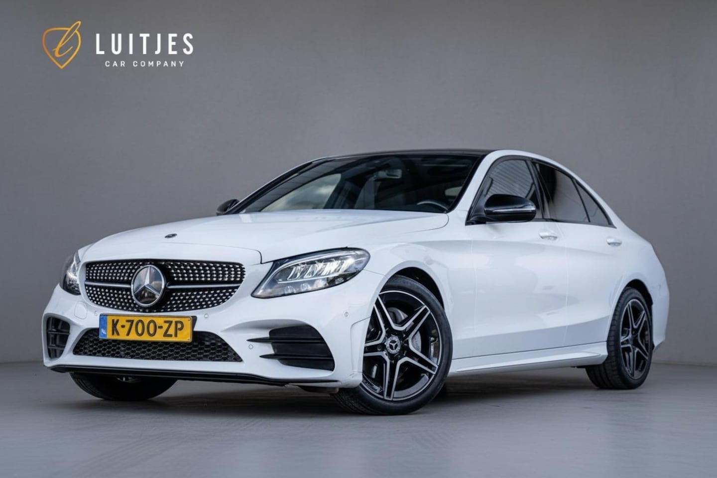 Mercedes-Benz C-klasse - 180 AMG Night-pakket I Pano-dak I NL-auto I Dealer-ond. I Carplay I Leder I Trekhaak - AutoWereld.nl