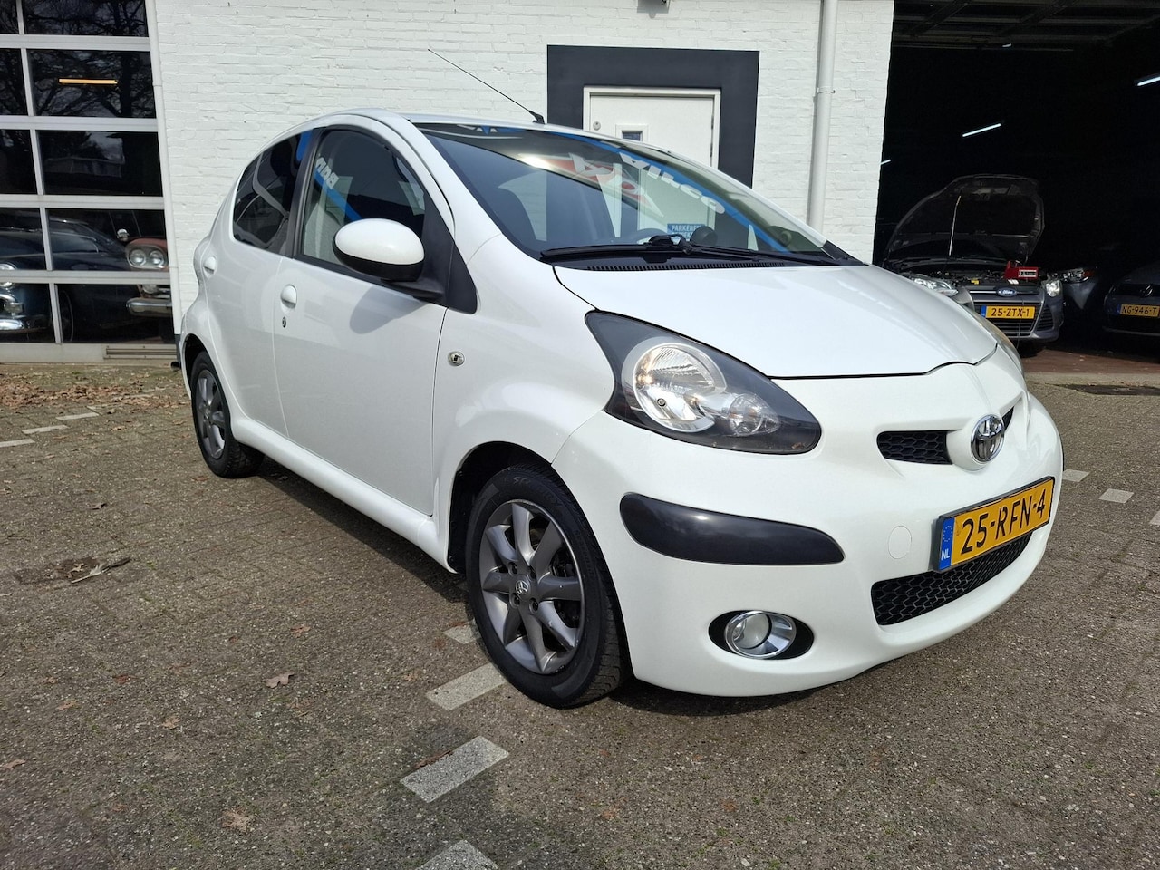 Toyota Aygo - 1.0-12V Dynamic Navigator /Nieuwe apk bij afleverin/All season banden/Lm velgen/Airco/Navi - AutoWereld.nl