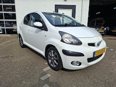 Toyota Aygo - 1.0-12V Dynamic Navigator /Nieuwe apk bij afleverin/All season banden/Lm velgen/Airco/Navi
