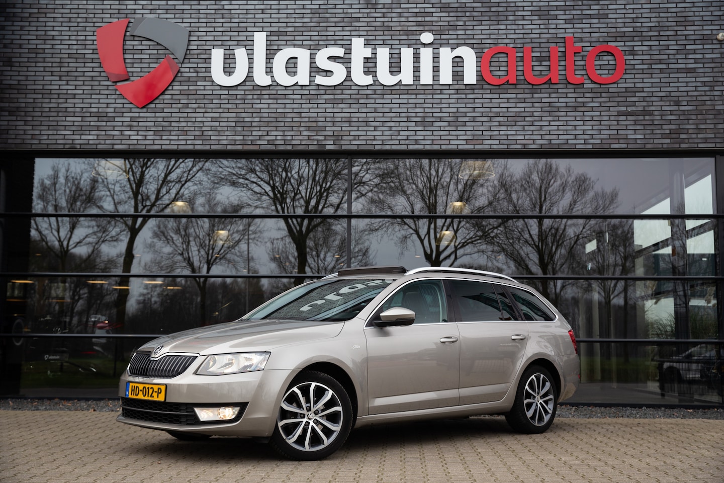 Skoda Octavia Combi - 1.6 TDI Greentech Edition Businessline 1.6 TDI Greentech Edition Businessline , Panoramadak, Trekhaak, Achteruitrijcamera, - AutoWereld.nl