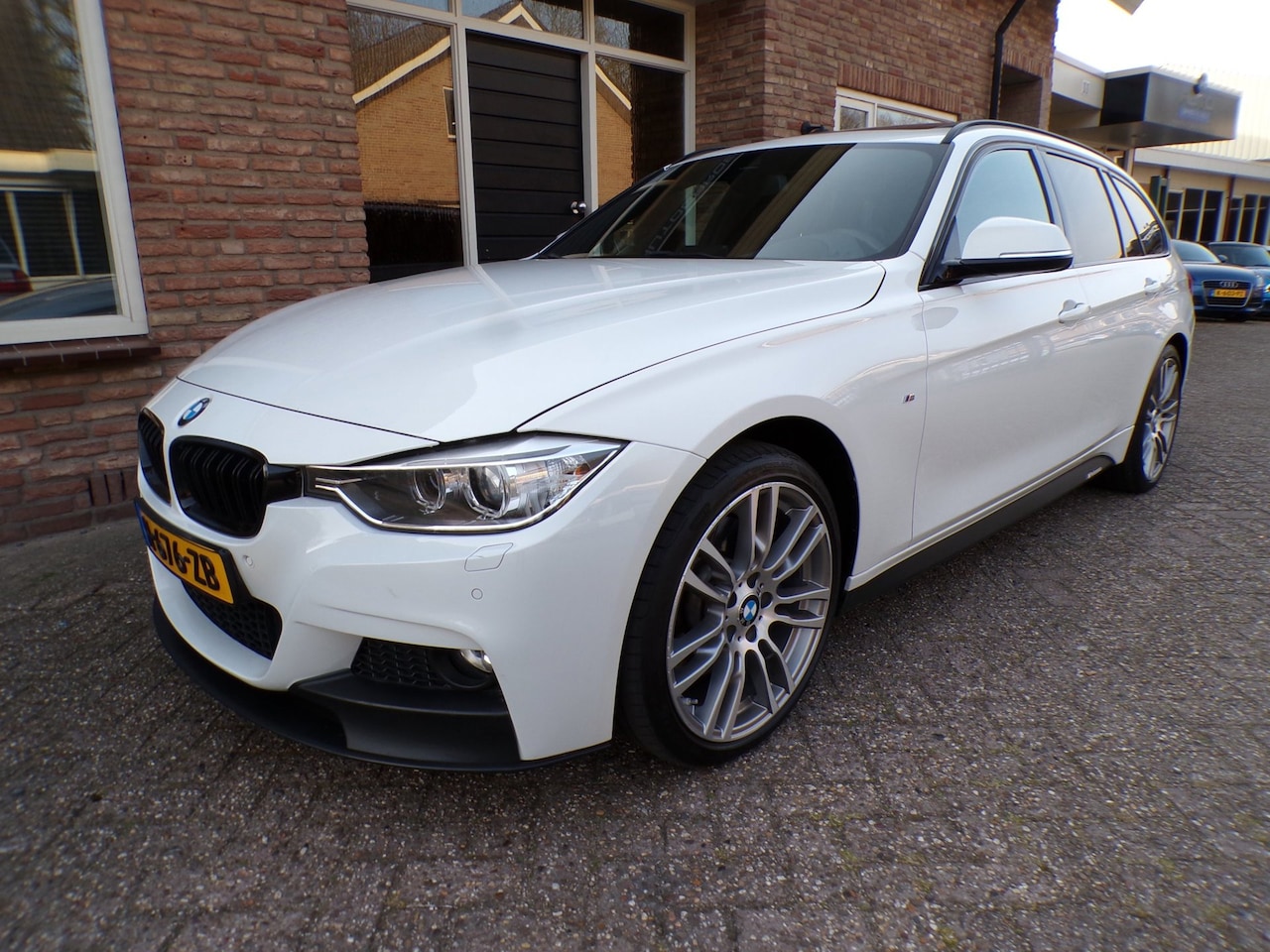 BMW 3-serie Touring - 335i xDrive High Executive M Pakket / panoramadak / Head Up - AutoWereld.nl