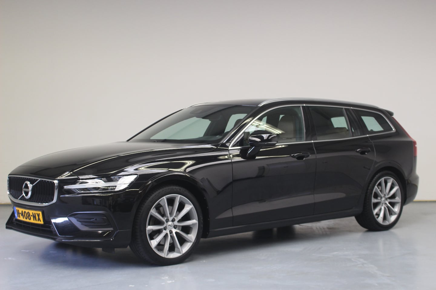 Volvo V60 - T4 Momentum Pro | Rijklaarprijs | Trekhaak | Leer | Intellisafe | - AutoWereld.nl