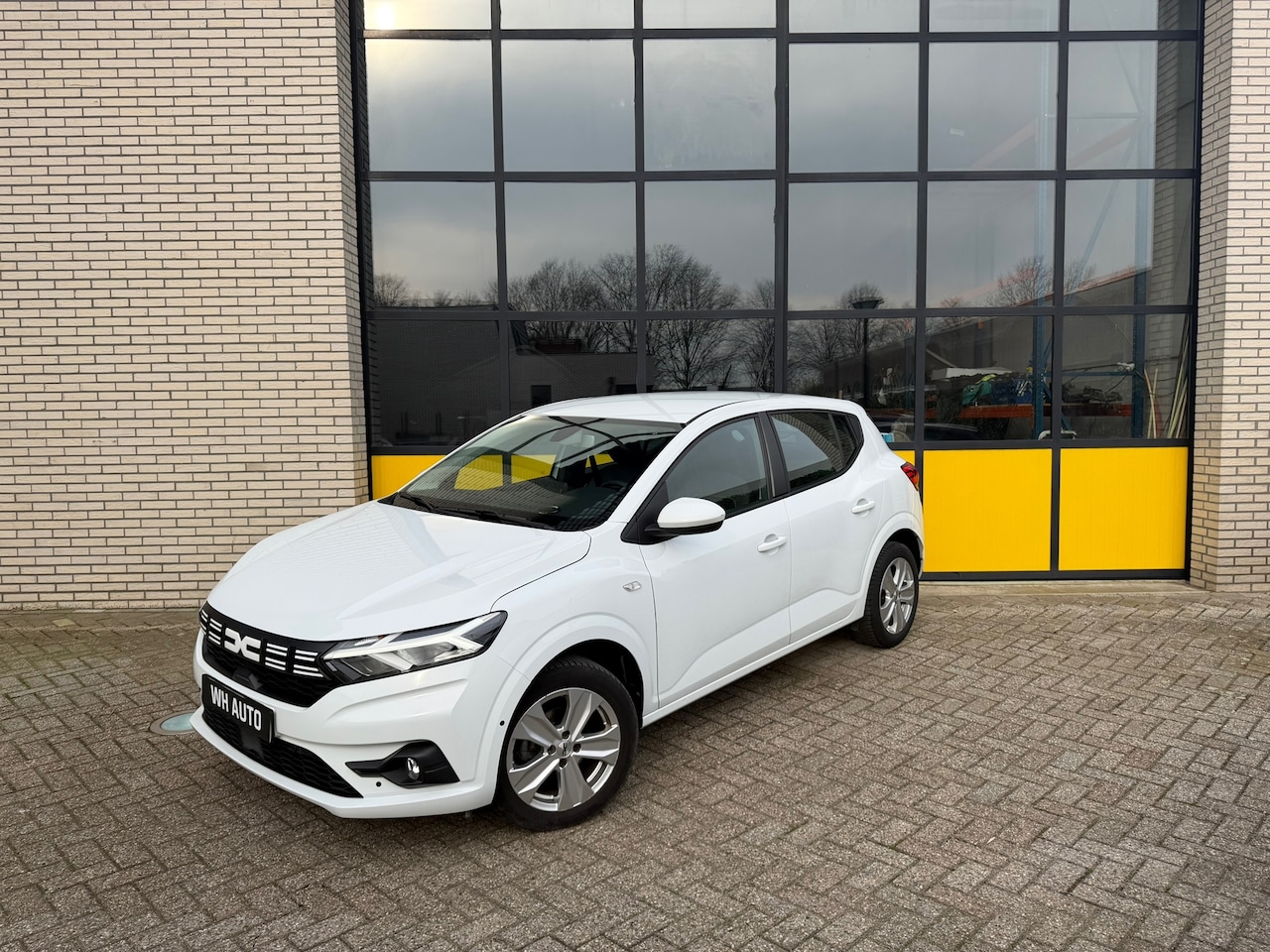 Dacia Sandero - 90PK 4 seizoenen banden Expression, Camera, Led - AutoWereld.nl