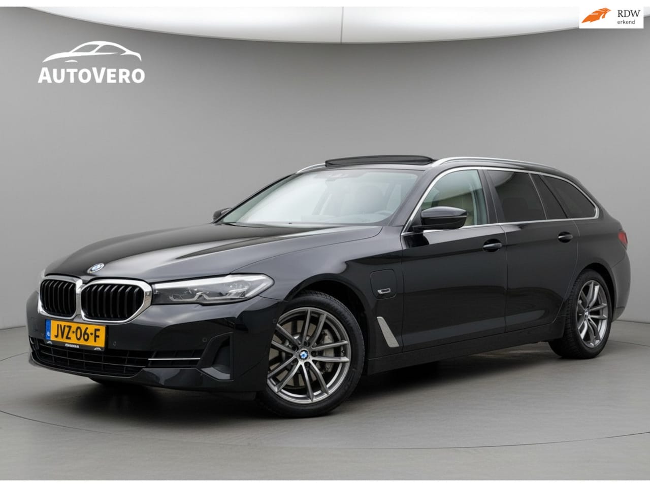 BMW 5-serie Touring - 530e Business Edition Plus|Pano|Hifi|Trekhaak|Sfeerverlichting|Leder|Stoelverwarming - AutoWereld.nl