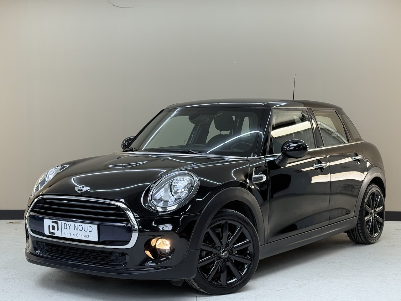 MINI Cooper - Mini 1.5 135Pk, 2017, 2de eigenaar, Dealer onderhouden, Parkeersensoren, Climate control, - AutoWereld.nl