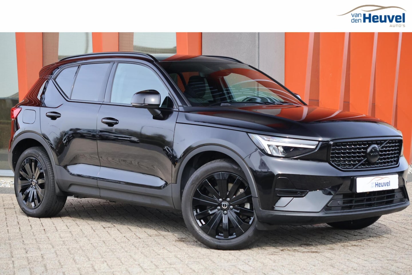 Volvo XC40 - T4 Recharge Plus Dark | Stoelverwarming | Trekhaak | Parkeercamera | H/K | Glossy Black | - AutoWereld.nl