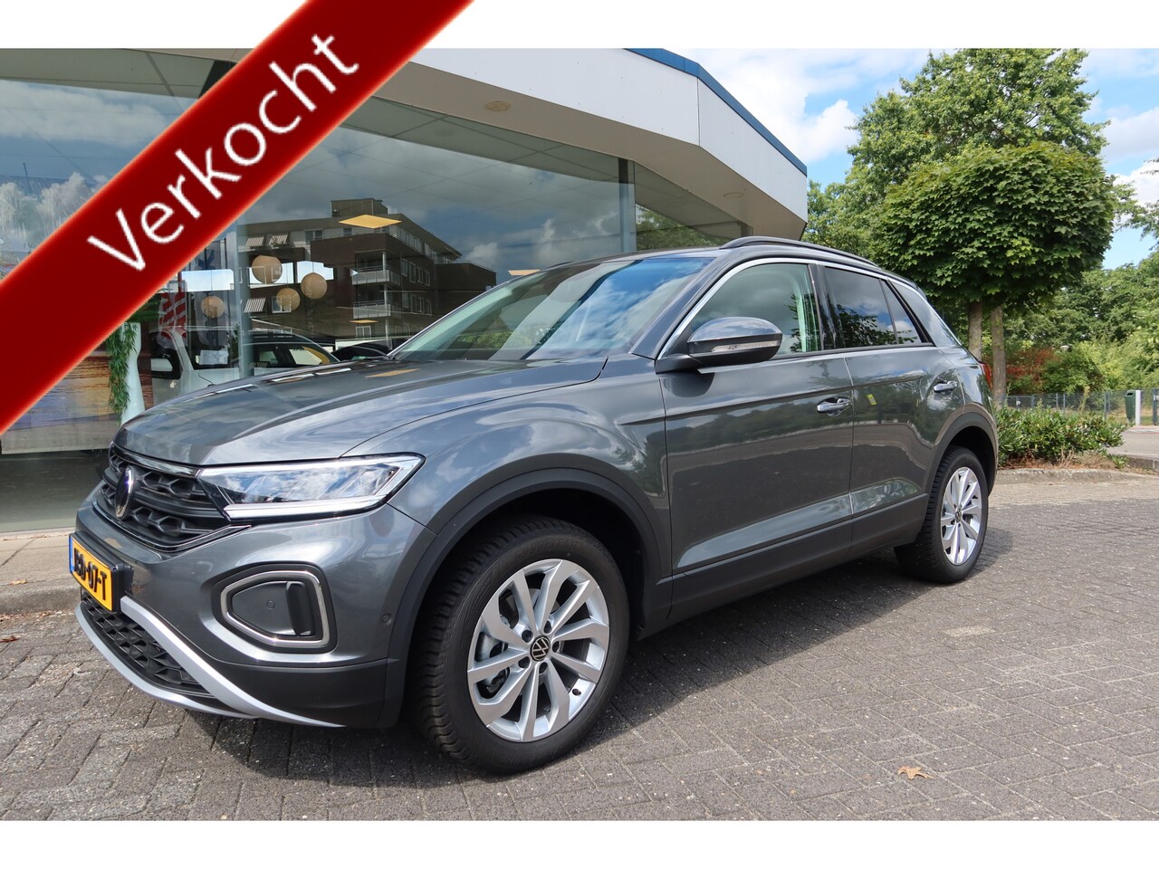 Volkswagen T-Roc - 1.5 TSI 150PK AUTOMAAT Life Edition 10dkm! Navi I All-Season I - AutoWereld.nl