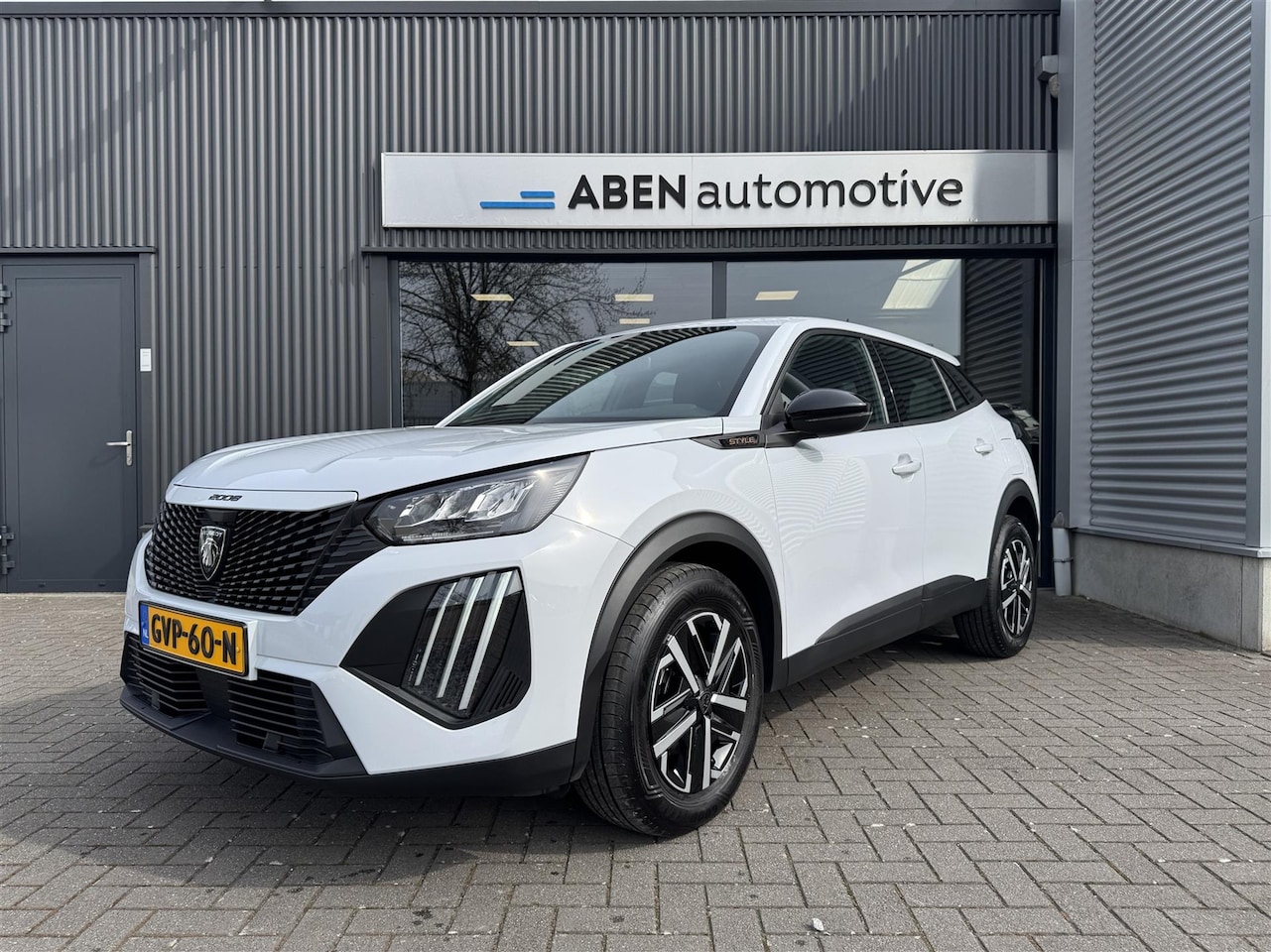 Peugeot 2008 - 1.2 Hybrid 145PK Style automaat (TREKHAAK|CARPLAY|CRUISE|DAB+) - AutoWereld.nl
