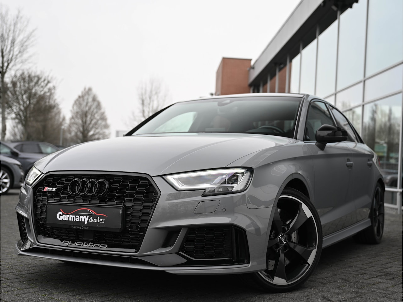 Audi RS3 - Limousine 2.5TFSI 400pk Quattro UNIEK! RS-Zetels Pano B&O Carbon Keyless 19-Inch - AutoWereld.nl