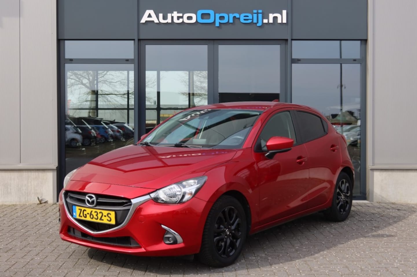 Mazda 2 - 1.5 SkyActiveV-G 90pk Sport Selected 5drs. Airco,  NAVI, Camera - AutoWereld.nl