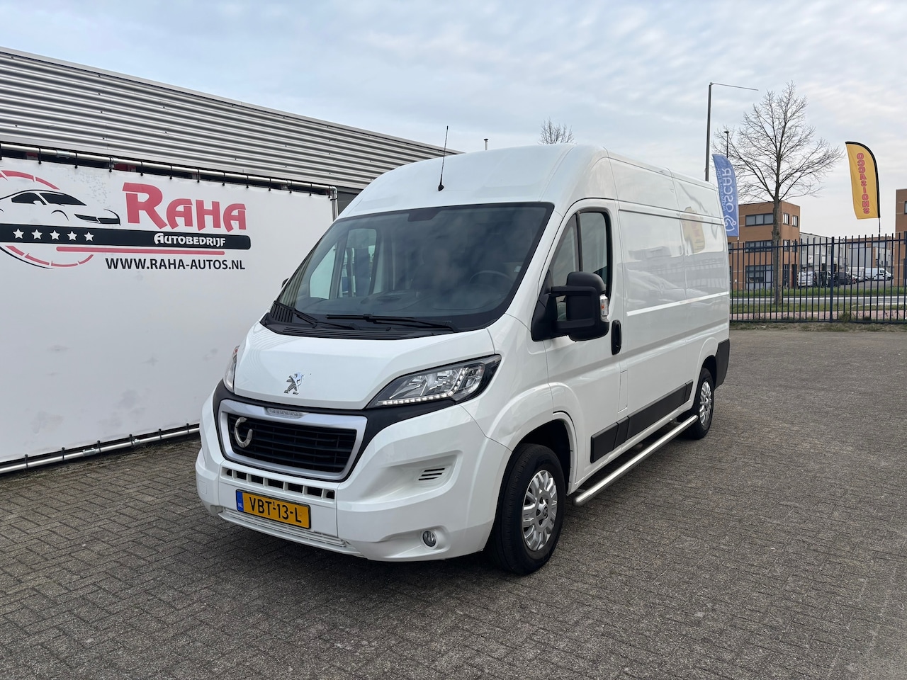 Peugeot Boxer - 333 2.2 BlueHDi 140 L2H2 Premium 333 2.2 BlueHDi 140 L2H2 Premium - AutoWereld.nl
