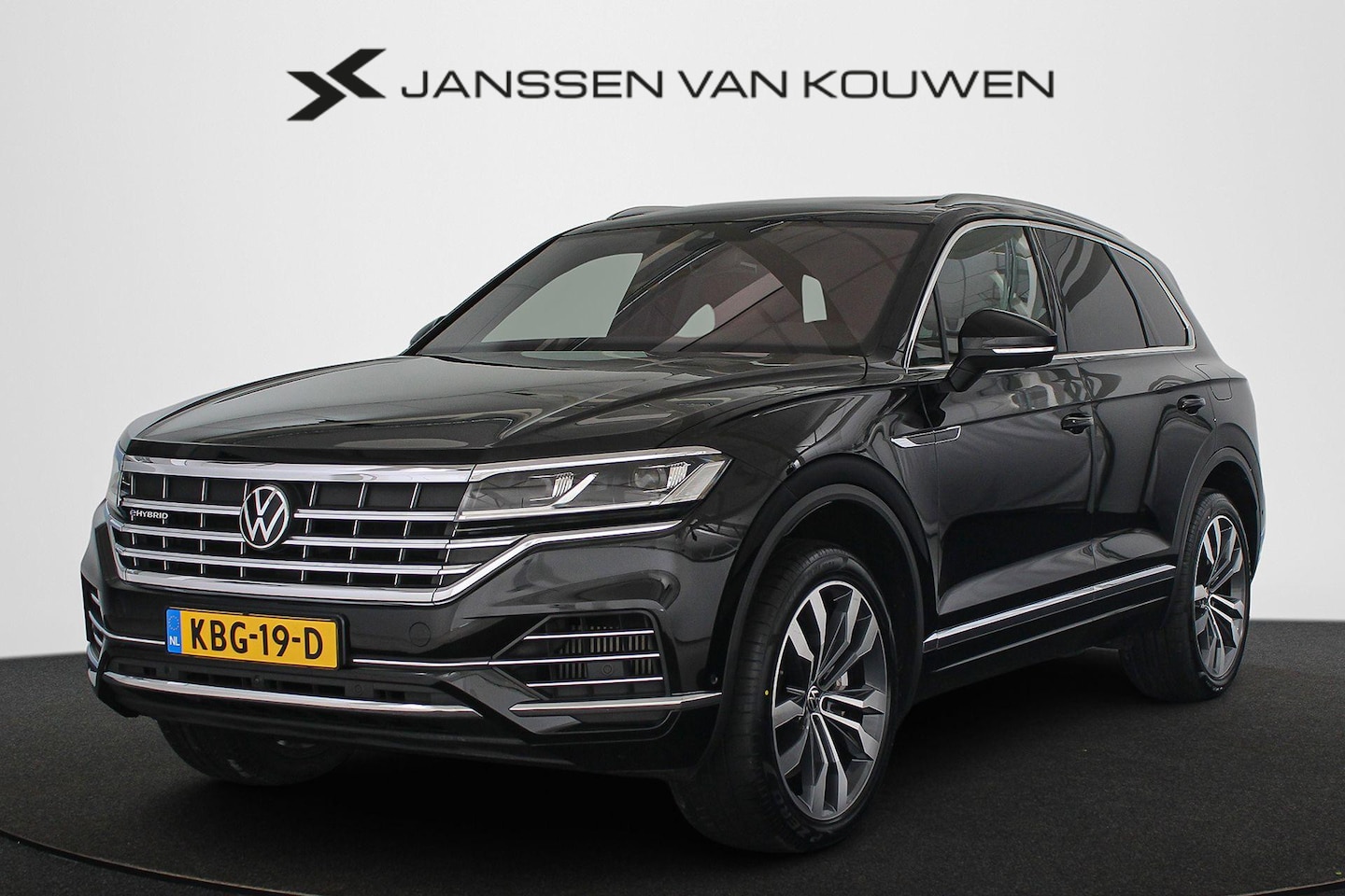 Volkswagen Touareg - 3.0 TSi eHybrid 4MOTION Elegance Trekhaak Luchtvering Panoramadak - AutoWereld.nl