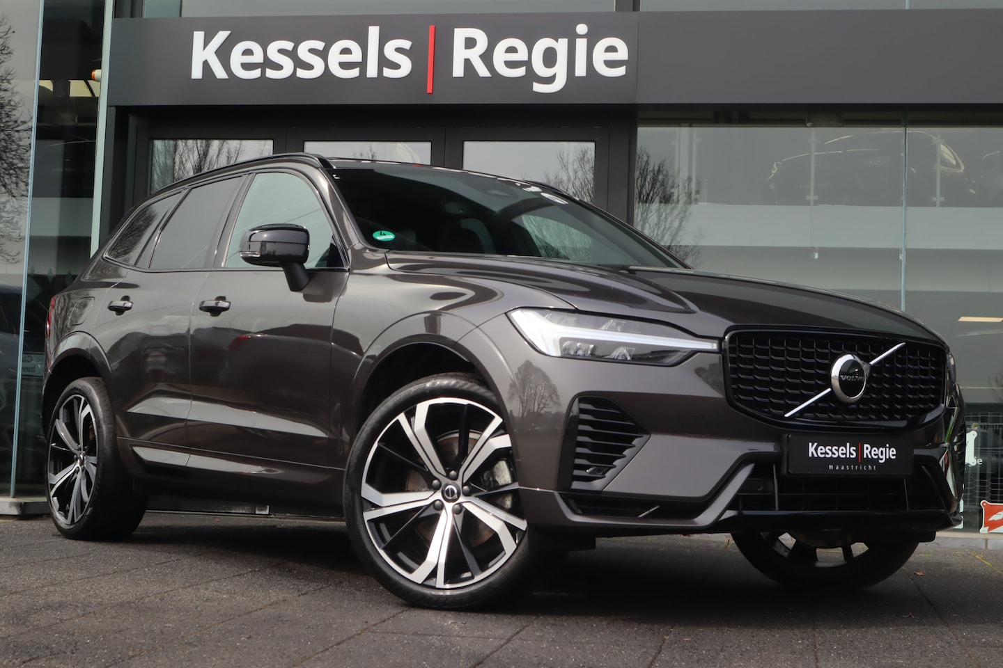 Volvo XC60 - 2.0 T8 Plug-in AWD Plus Dark Pano Memory El.haak 21” Keyless CarPlay Stuur/Stoelverwarming - AutoWereld.nl