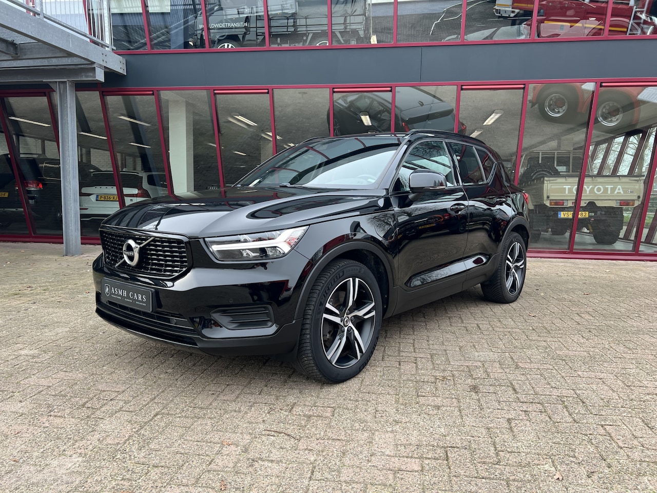 Volvo XC40 - 1.5 T5 Twin Engine R-Design | BTW | Leder | CC | PDC | Camera | Trekhaak | - AutoWereld.nl