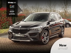 BMW X1 - sDrive20i Sportif | All-Black | Uniek | Custom | 19 inch | Nav