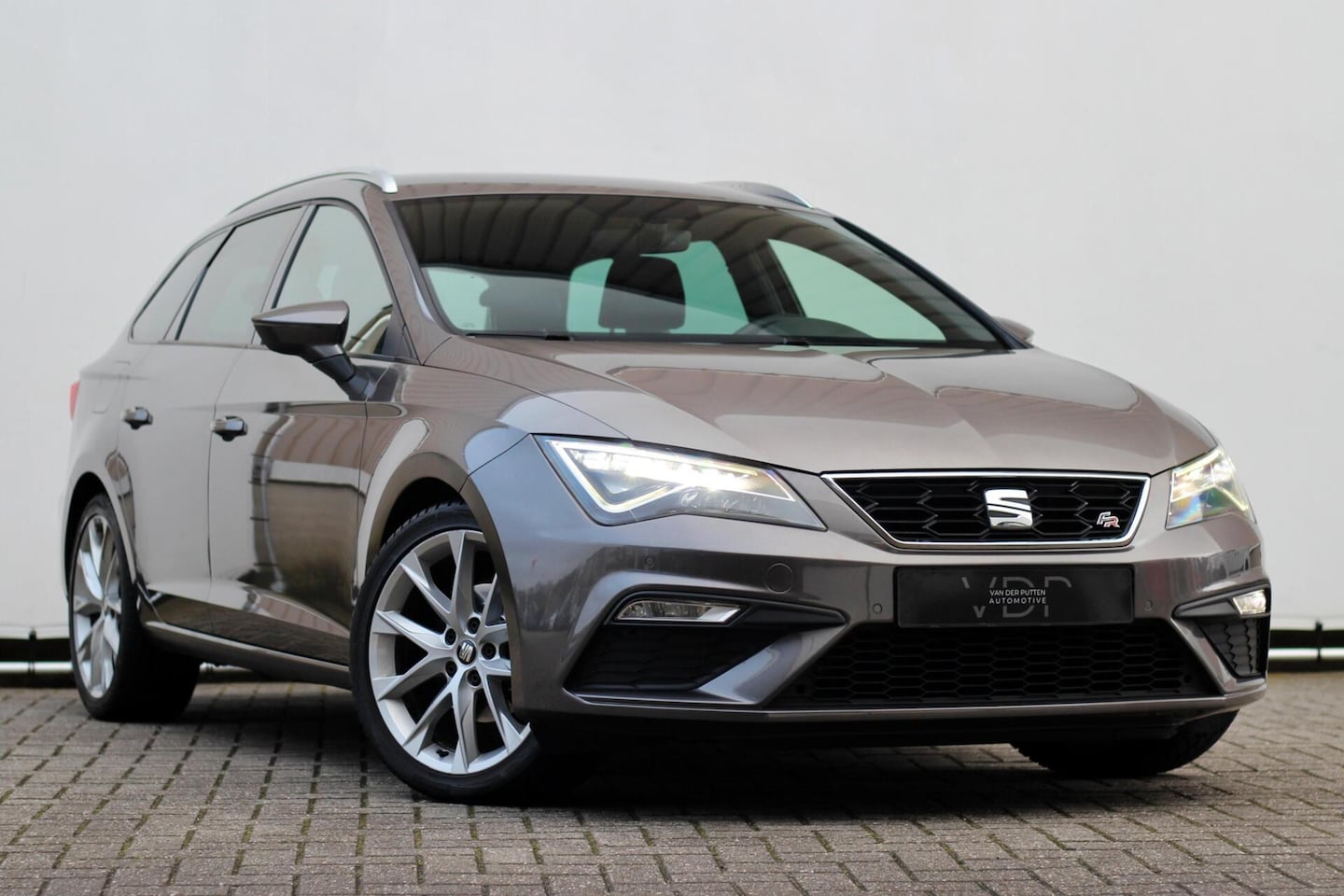 SEAT Leon ST - 1.4 EcoTSI FR|Orig. NL|Trekhaak|Carplay|Camera - AutoWereld.nl