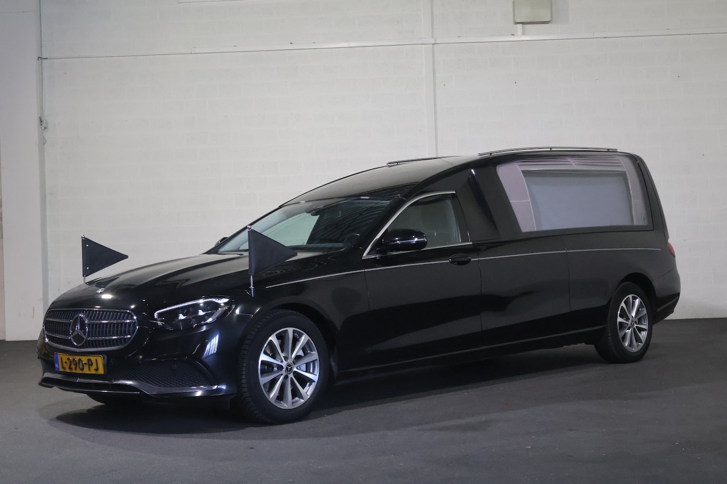 Mercedes-Benz E-klasse - 200 T Begrafenisauto - AutoWereld.nl