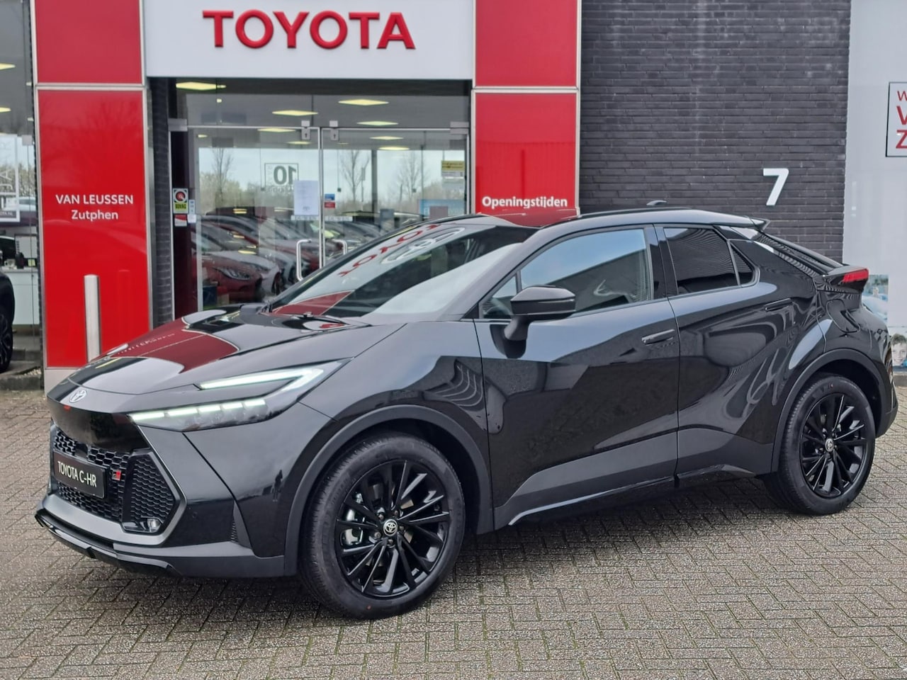 Toyota C-HR - 2.0 Plug-in Hybrid 220 Black Edition NIEUW DIRECT LEVERBAAR STOEL EN STUURWIELVERWARMING D - AutoWereld.nl