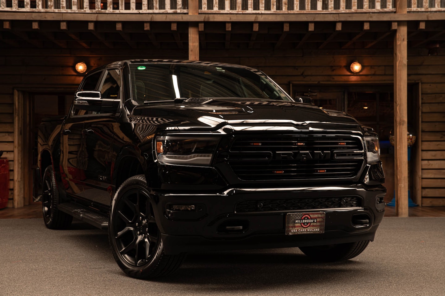 Dodge Ram 1500 - 5.7 V8 4x4 Crew Cab Laramie | flitsers | luchtvering | pano | - AutoWereld.nl