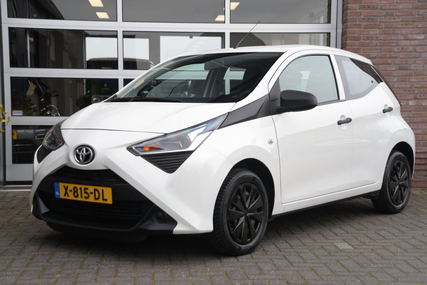 Toyota Aygo - 1.0 VVT-i x-fun | Airco | All Seasons banden | - AutoWereld.nl
