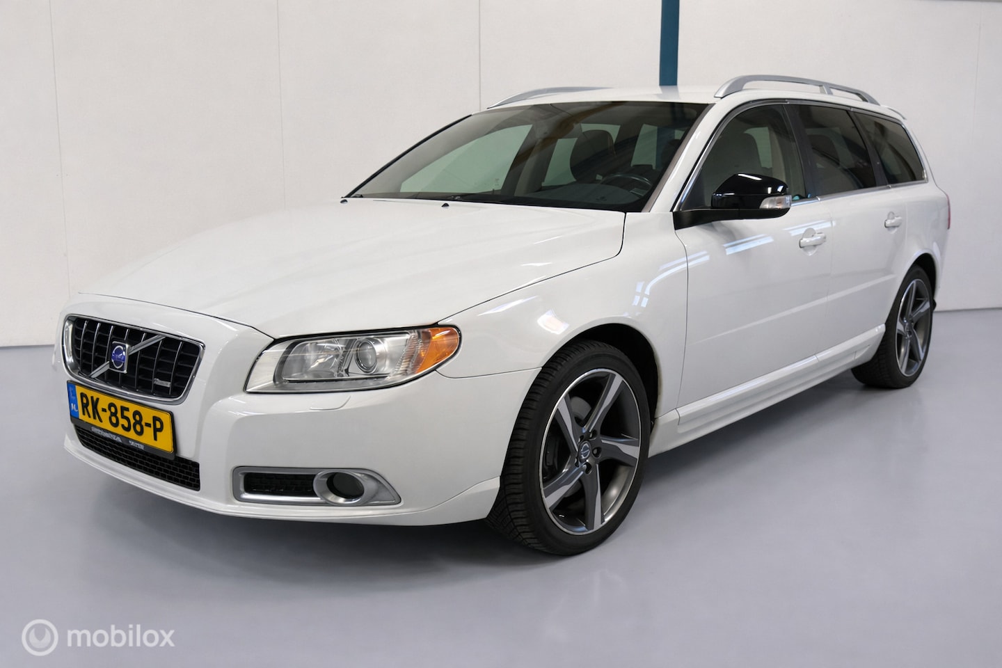 Volvo V70 - 2.5T Summum AUTOMAAT / LEER - AutoWereld.nl