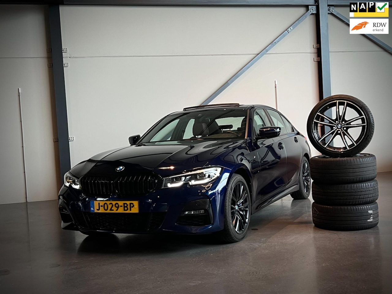 BMW 3-serie - 330e M Sport 330e M-Sport, Schuifdak, Trekhaak, winter en zomerset, Leer, Cruise - AutoWereld.nl