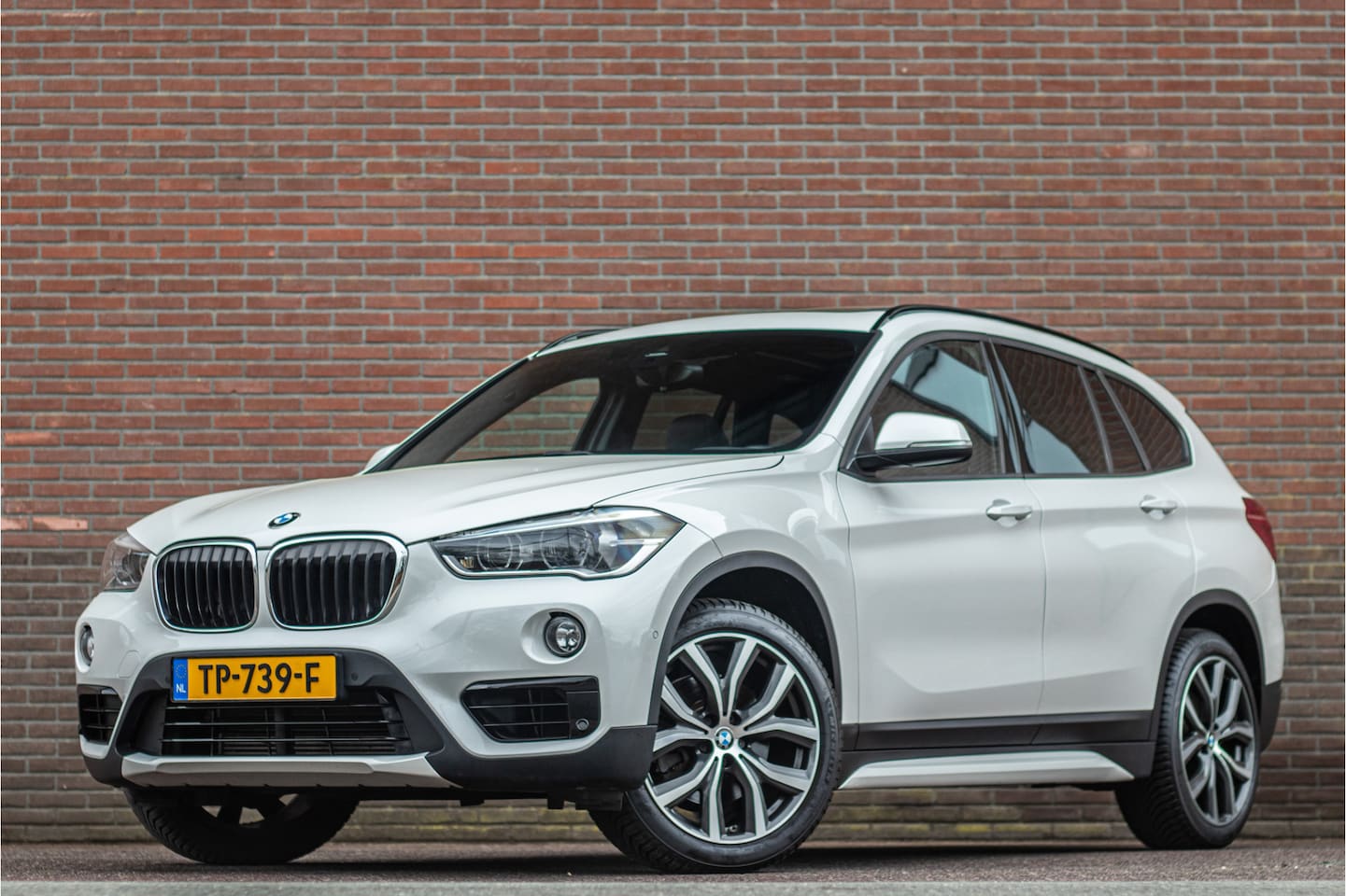 BMW X1 - sDrive20i High Executive sDrive20i High Executive, 63.000km NAP, Sport Line, Panoramadak, Camera, Trekhaak, Leder, - AutoWereld.nl