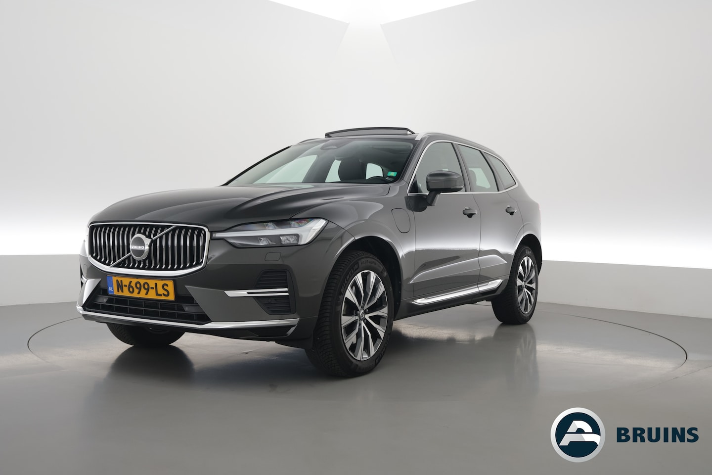 Volvo XC60 - 2.0 T6 Plug-in hybrid AWD Inscription Exclusive | Google | Luchtvering | Trekhaak | Head-u - AutoWereld.nl