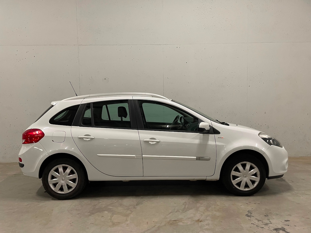 Renault Clio Estate - 1.2 TOMTOM Editie Navi Airco Cruise Control APK NAP PDC - AutoWereld.nl