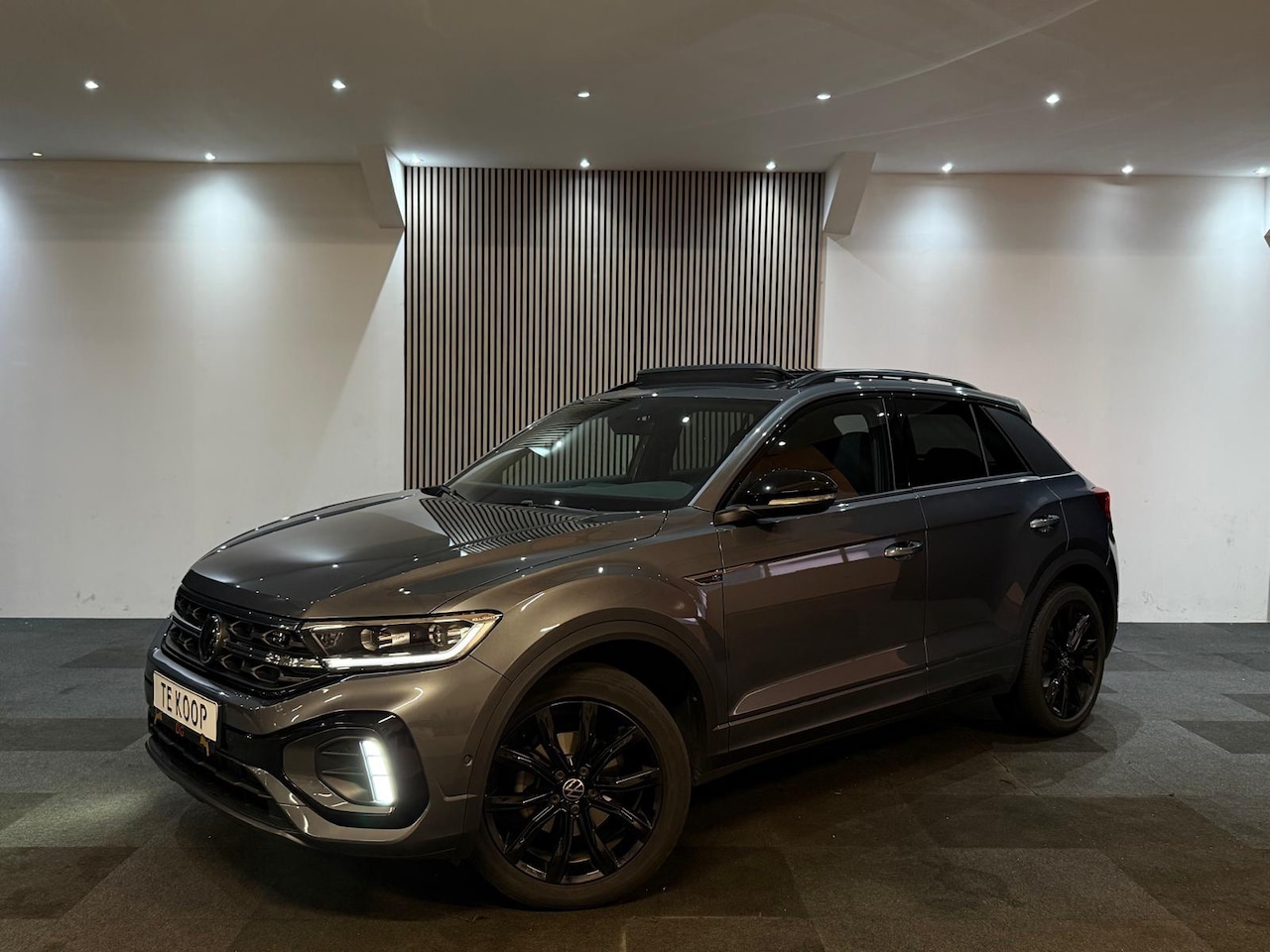 Volkswagen T-Roc - 1.5 TSI R-Line Pano l IQ l Black style l Camera l Keyles l Stoelverwarming l BomVol! - AutoWereld.nl
