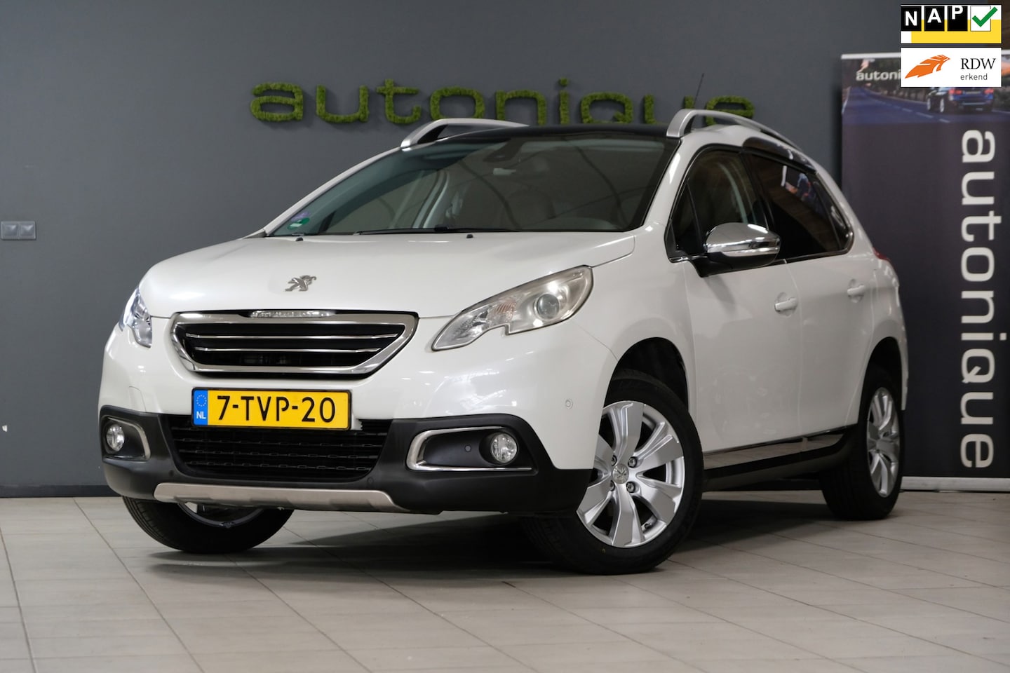 Peugeot 2008 - 1.2 VTi Allure Pack Premium Plus**Panoramadak**Navi**Origineel NL**Cruise control**Parkeer - AutoWereld.nl