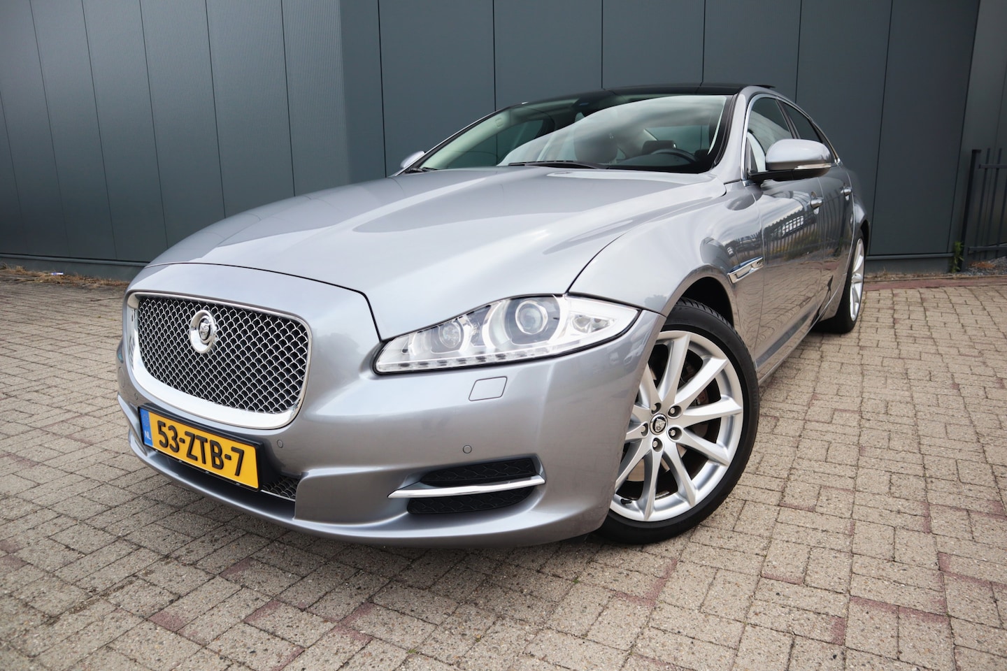 Jaguar XJ - 2.0 Luxury Automaat Panoramadak Leder Navigatie Camera Etc. - AutoWereld.nl
