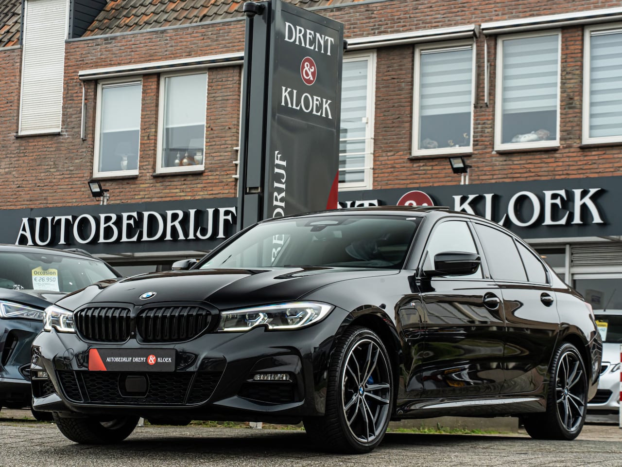 BMW 3-serie - 330e xDrive High Exe M-Sport PANO HARMAN KARDON 360 CAMERA MEMORY STOEL TREKHAAK BOMVOL!! - AutoWereld.nl