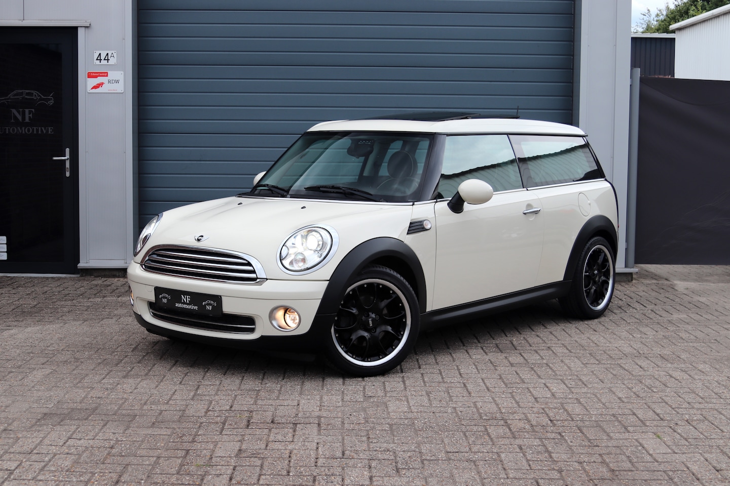 MINI Clubman - 1.6 Cooper Chili Clubman R55 - Chili - Pano Xenon Leder - AutoWereld.nl