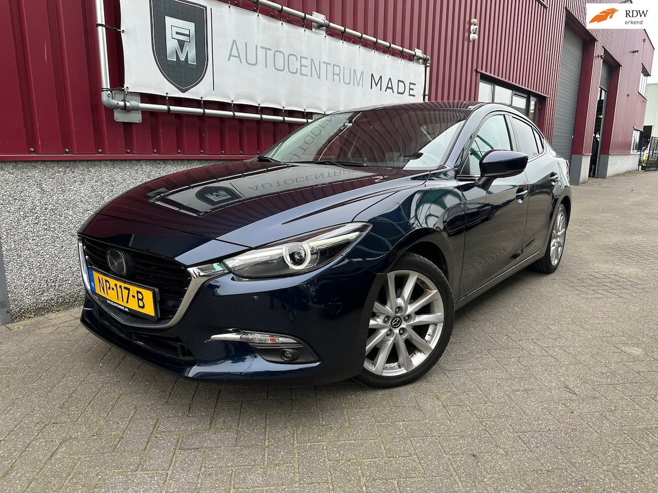 Mazda 3 - 2.2 SkyActiv-D 150 GT-M // Navi // Head up diplay // achteruitrijcamera // leer - AutoWereld.nl