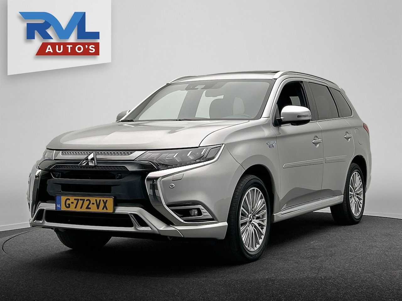 Mitsubishi Outlander - 2.4 PHEV Instyle | Origineel NL| Pano/Dak | Keyless | Adaptieve Cruise | Trekhaak | Stuur/ - AutoWereld.nl