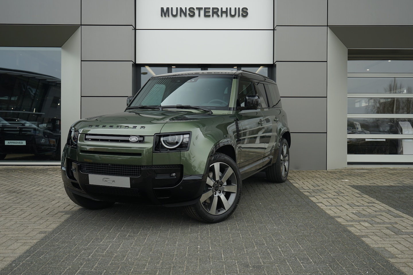 Land Rover Defender 110 - P300e 110 X-Dynamic HSE | Schuif/Kantel Dak | Extended Leather | Koelvak | Elektrische Tre - AutoWereld.nl