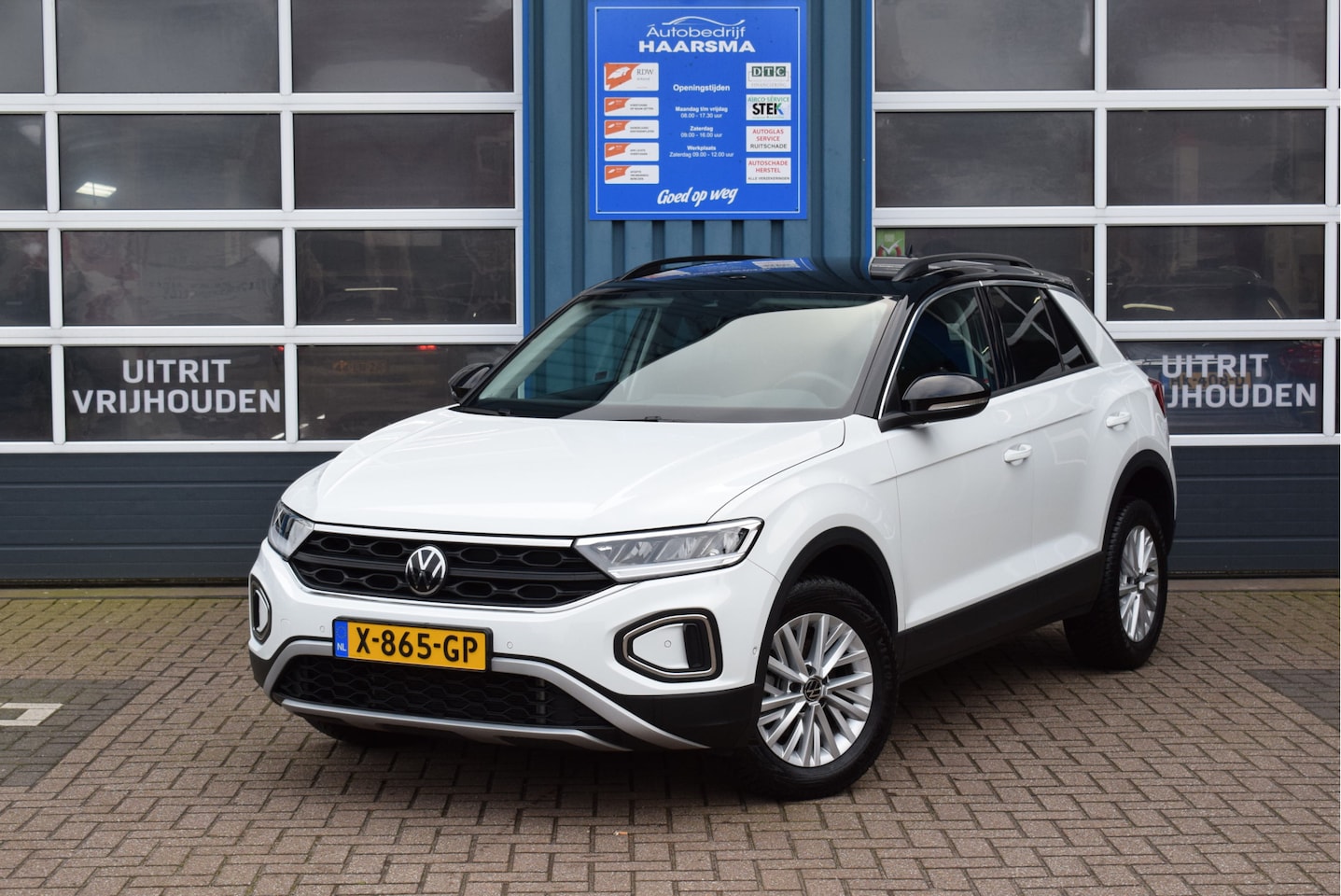 Volkswagen T-Roc - 1.0 TSI Life Airco Lichtmetaal Trekhaak Navi - AutoWereld.nl