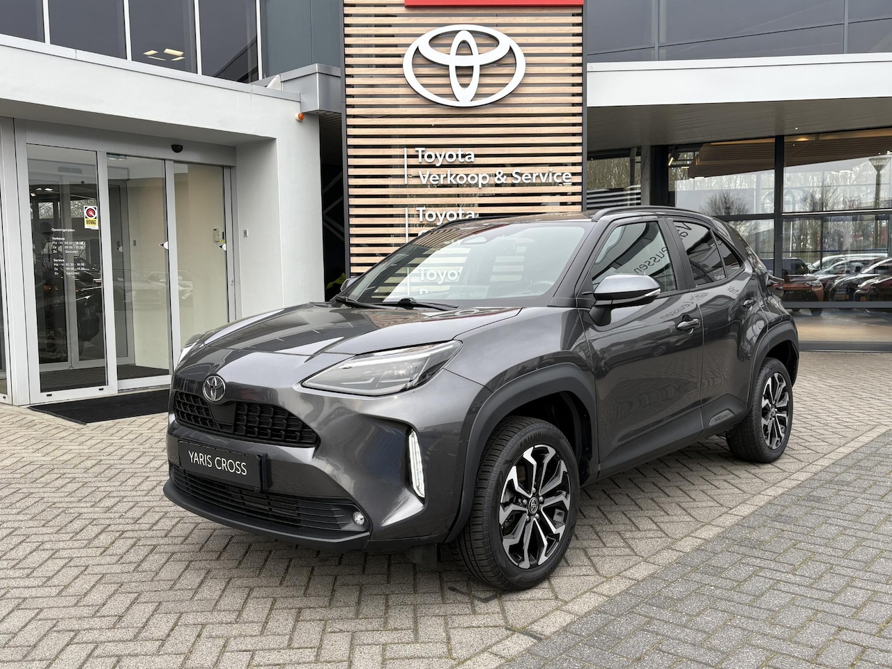 Toyota Yaris Cross - 1.5 Hybrid 115 First Edition APPLE/ANDROID STOEL/STUURVERWARMING NAVI AD-CRUISE PRIVACY-GL - AutoWereld.nl