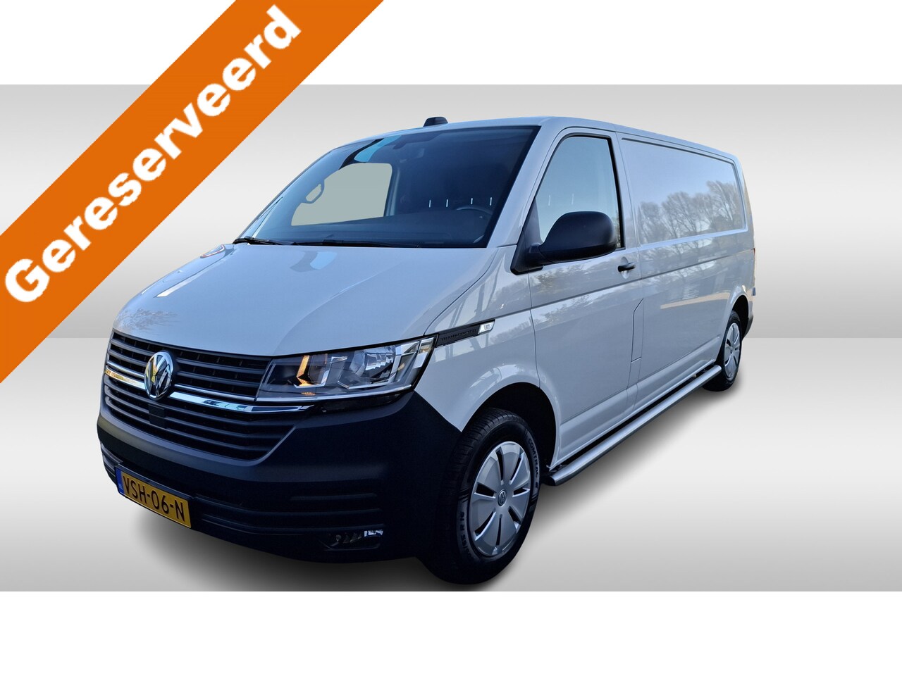 Volkswagen Transporter - 6.1 - 2.0 TDI L2H1 28 Comfortline Navi by App / PDC / Trekhaak - AutoWereld.nl
