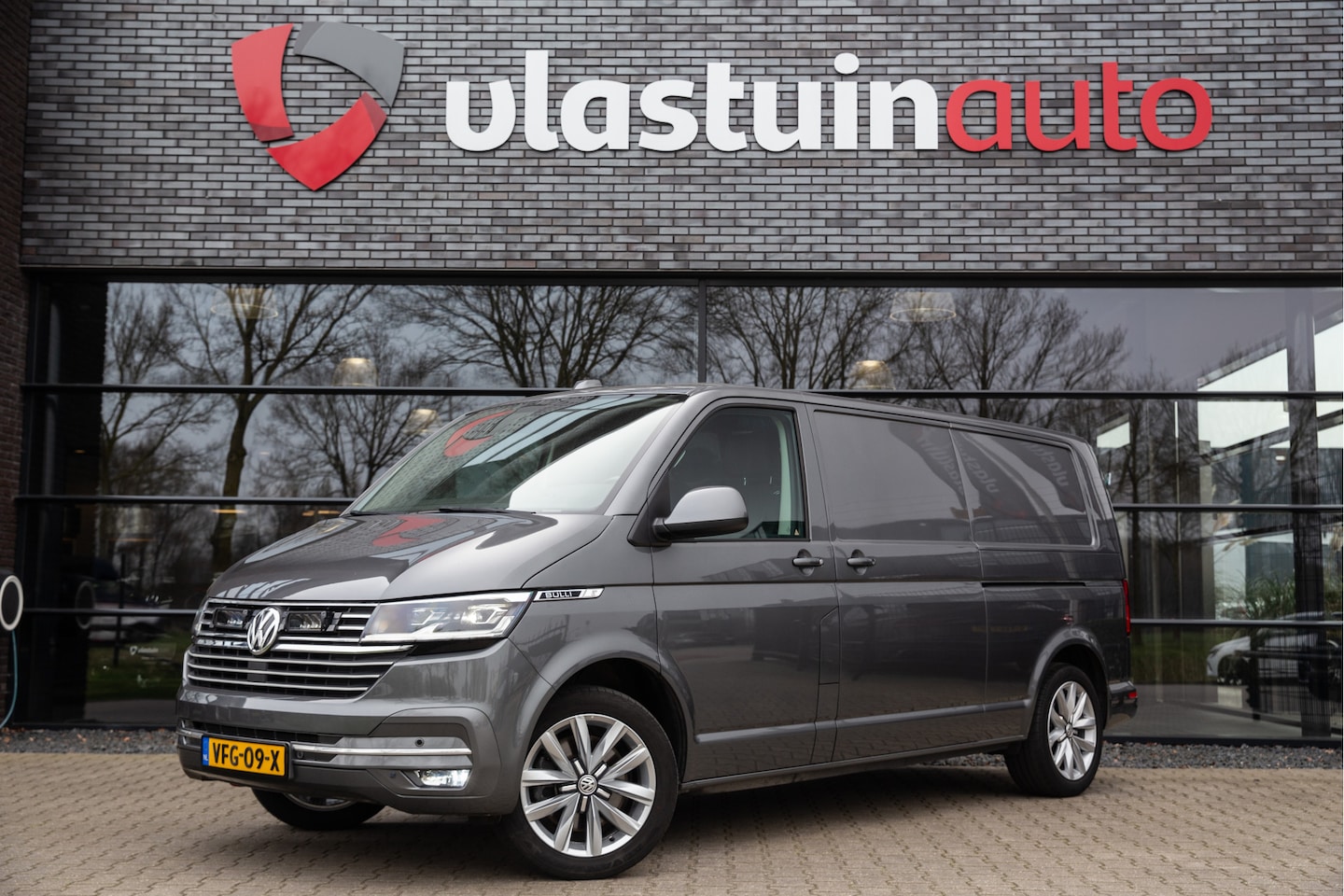 Volkswagen Transporter - 2.0 TDI L2H3 28 Bulli 2.0 TDI L2H3 28 Bulli , Trekhaak, Adap. cruise, Achteruitrijcamera, - AutoWereld.nl