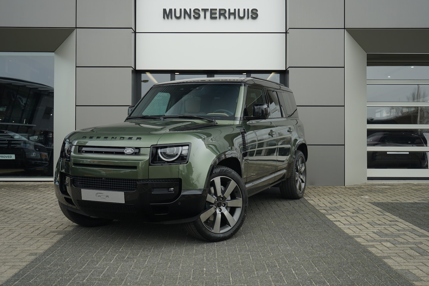 Land Rover Defender 110 - P300e 110 X-Dynamic HSE | Schuif/Kantel Dak | Extended Leather | Head Up | Koelvak | Elekt - AutoWereld.nl