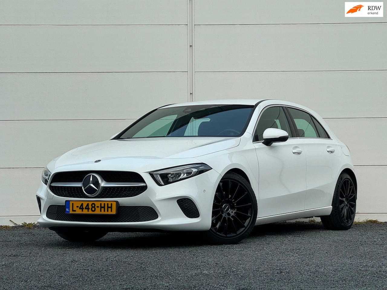 Mercedes-Benz A-klasse - 180 Business Solution Wide screen Stoelverwarming Draadloze tel lader Stuurschakeling Verl - AutoWereld.nl