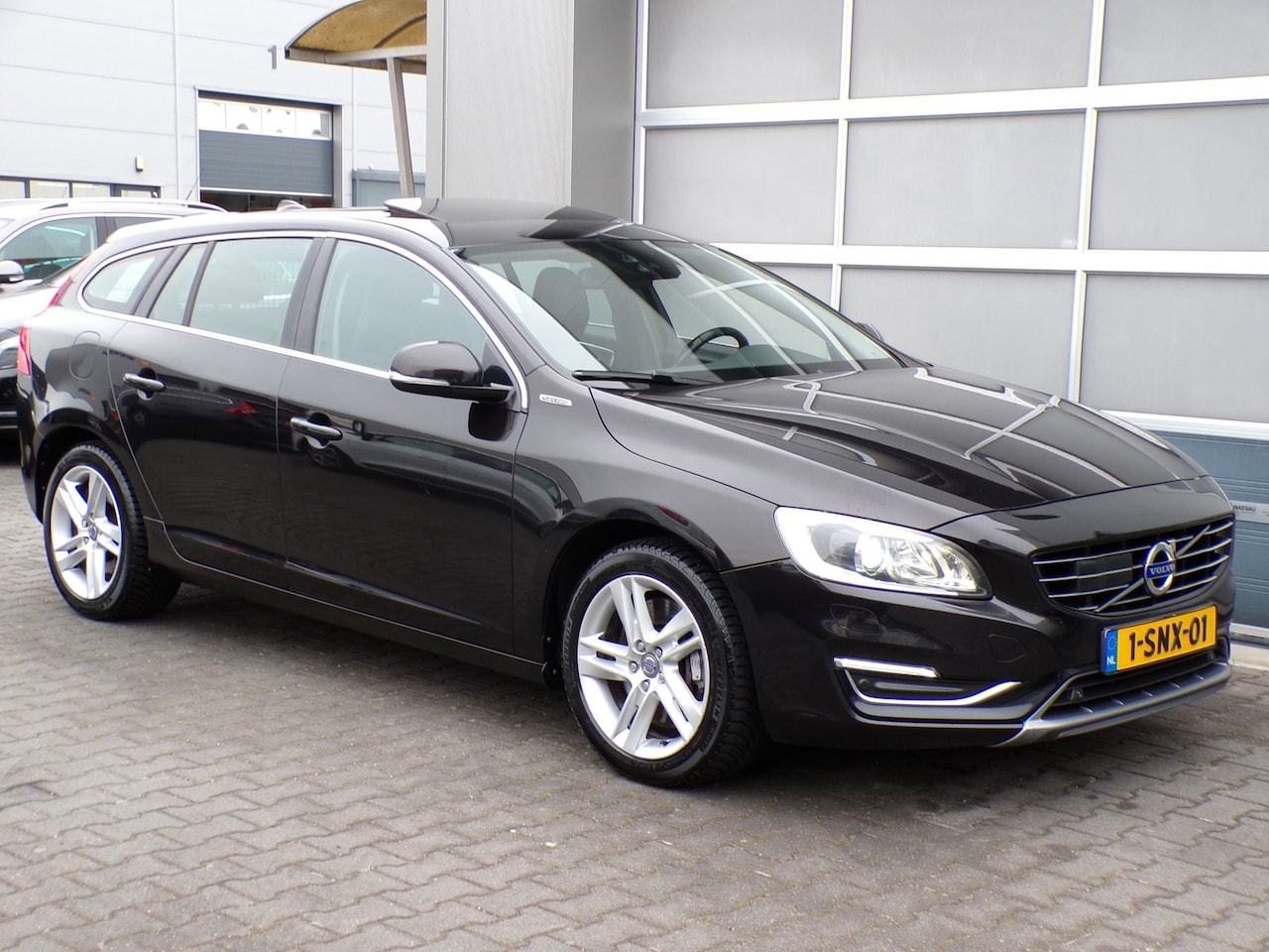 Volvo V60 - 2.4 D6 AWD Plug-In Hybrid Summum|Leder|Dak|ACC|PDC - AutoWereld.nl