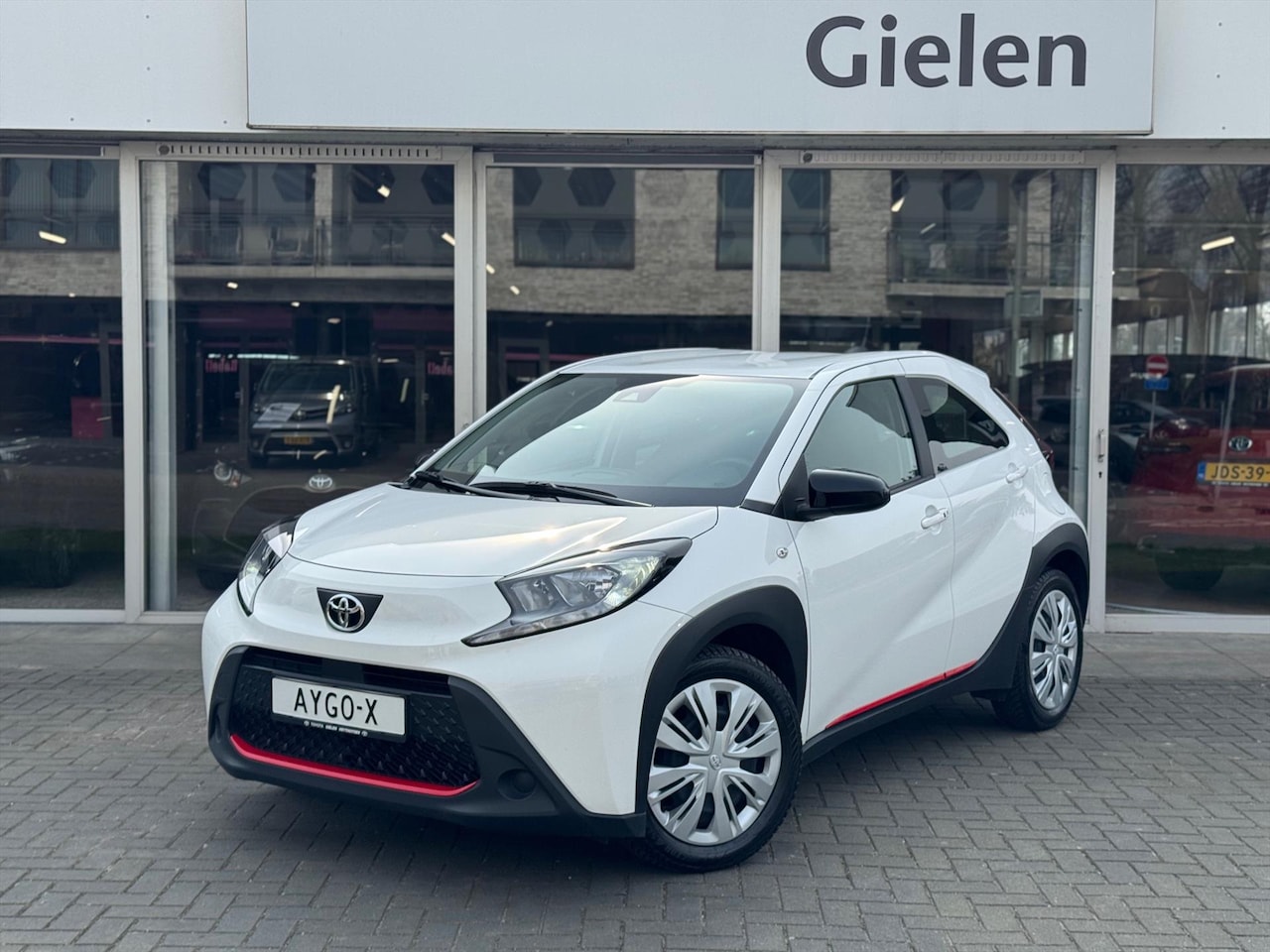 Toyota Aygo X - 1.0 VVT-i MT Play Plus | Keyless, Startknop, Stoelverwarming, Climate control, Apple CarPl - AutoWereld.nl