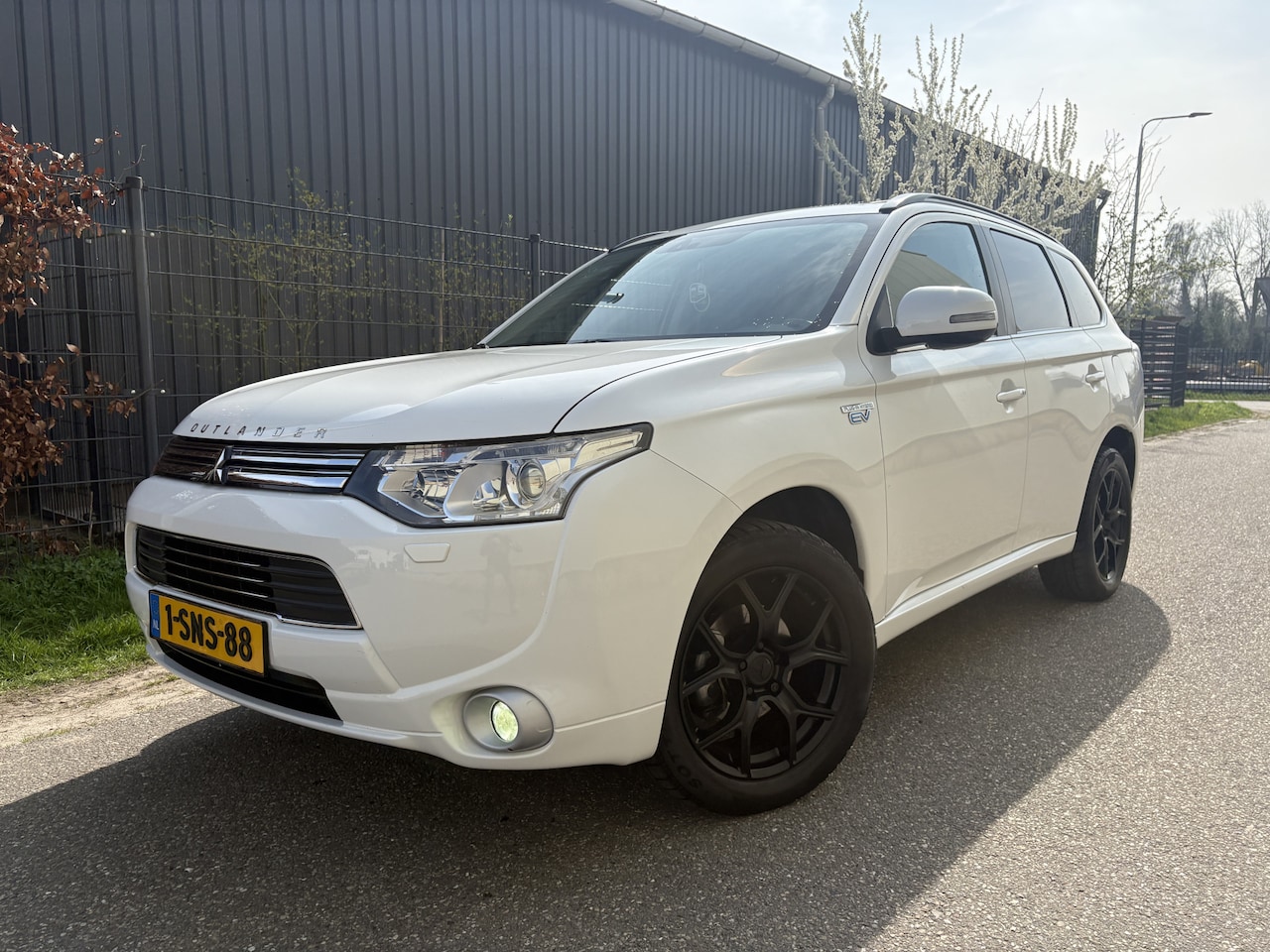 Mitsubishi Outlander - 2.0 PHEV Instyle / AUTOMAAT / LEER / SCHUIFDAK / 162dkm! NAP! - AutoWereld.nl