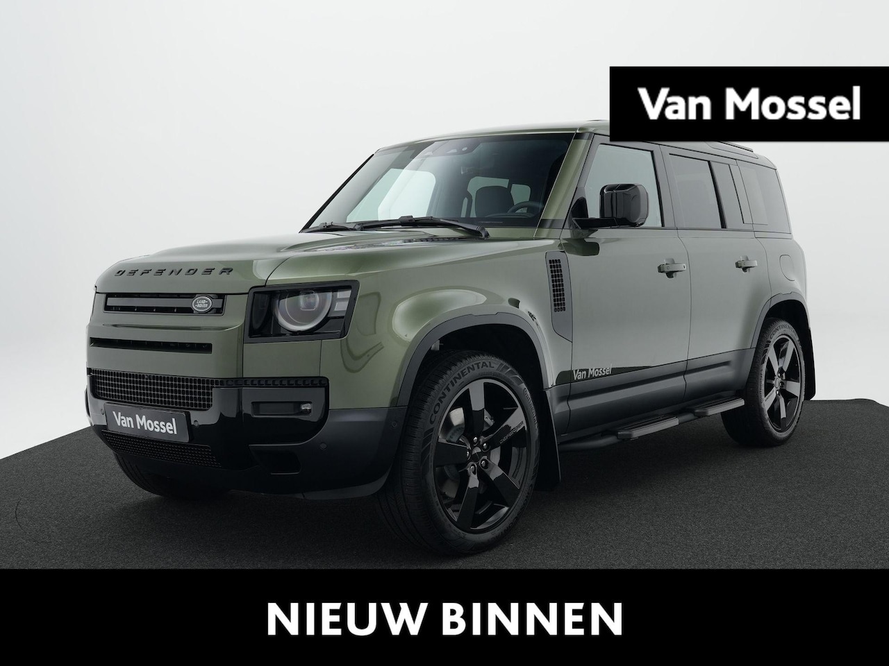 Land Rover Defender 110 - 2.0 P300e 110 Forest Edition | 22"Gloss Black | Zijtreden | Classis Defender spatlappen | - AutoWereld.nl