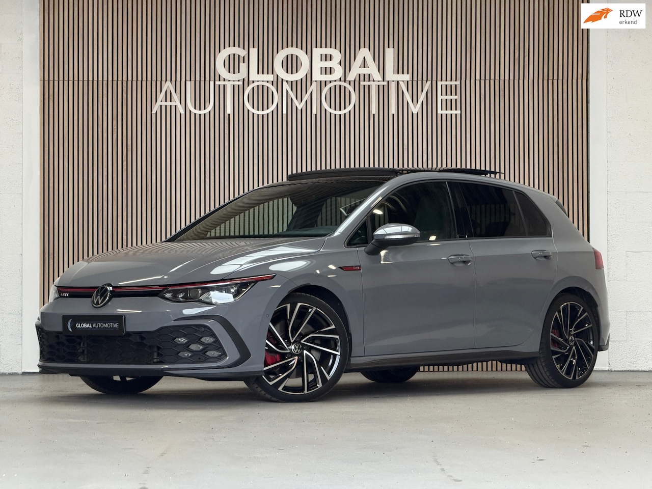 Volkswagen Golf - 2.0 TSI GTI - IQ LIGHTS - PANORAMADAK - HEAD UP - 19'' - TREKHAAK - BOMVOL!! - AutoWereld.nl