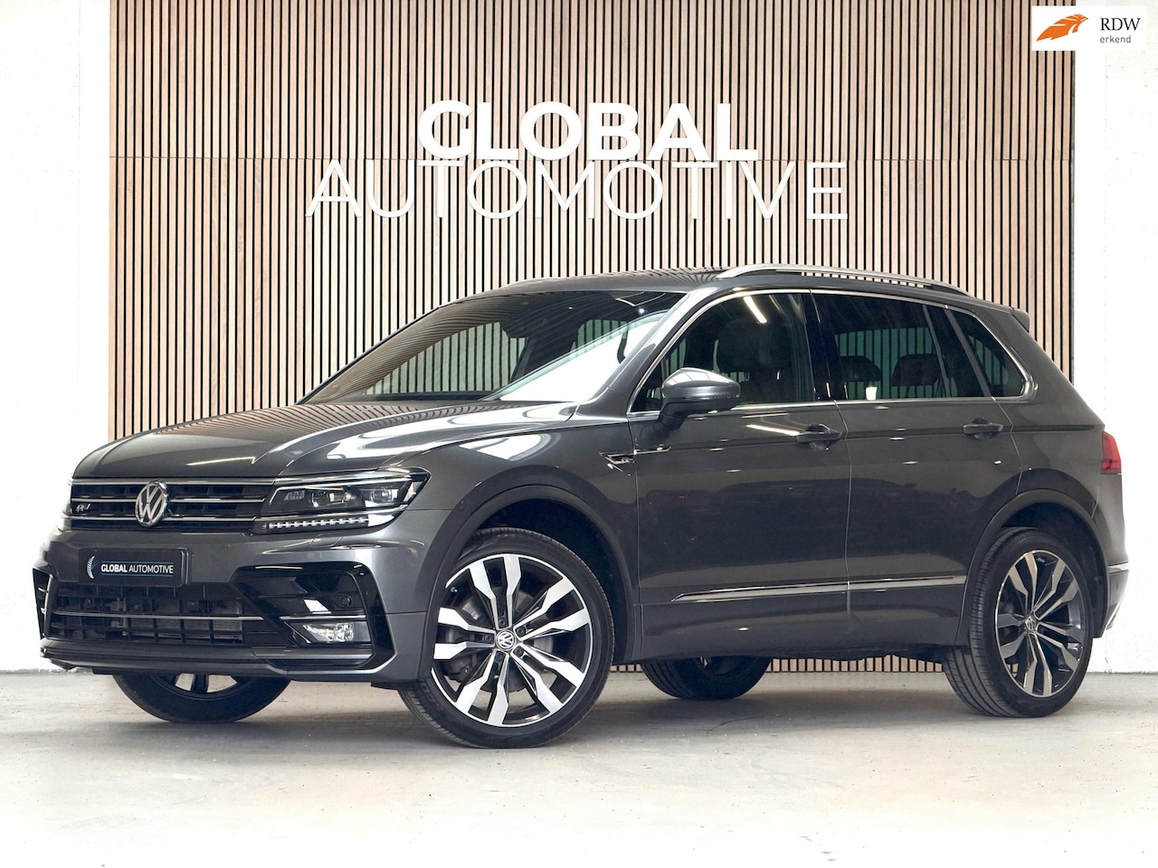 Volkswagen Tiguan - 2.0 TSI 4Motion R LINE - 220PK - PANORAMADAK - MEMORY STOELEN - LEER - 20'' - AutoWereld.nl