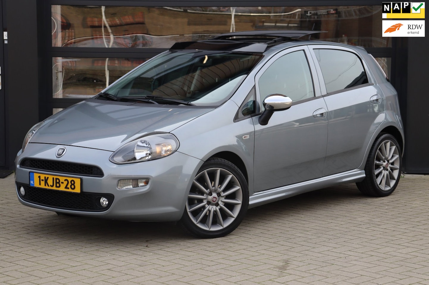 Fiat Punto Evo - 0.9 TwinAir Sport | NAP | Panorama Dak | Cruise | Clima | Airco | Lm Velgen | Alcantara Be - AutoWereld.nl